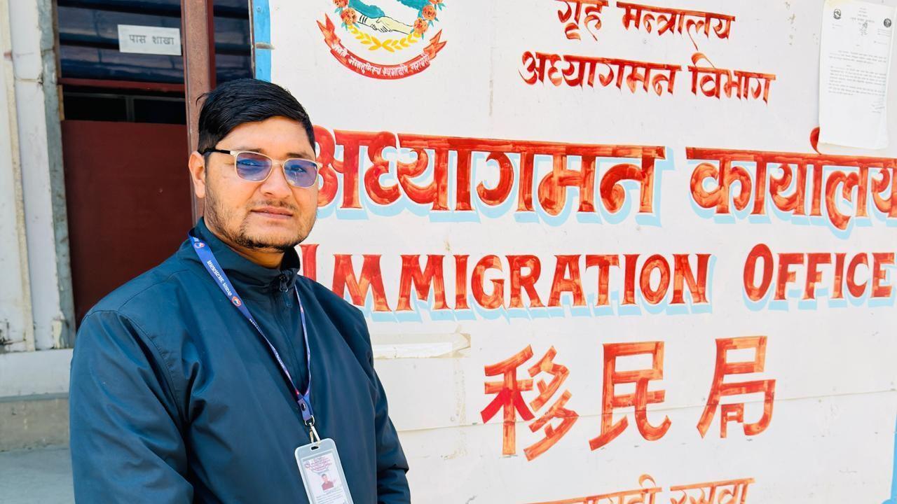 ติกา ราม โพคาเรล ดำรงตำแหน่งผู้ช่วยเจ้าหน้าที่ตรวจคนเข้าเมืองอาวุโสในสำนักงานตรวจคนเข้าเมืองราสุวากาดี