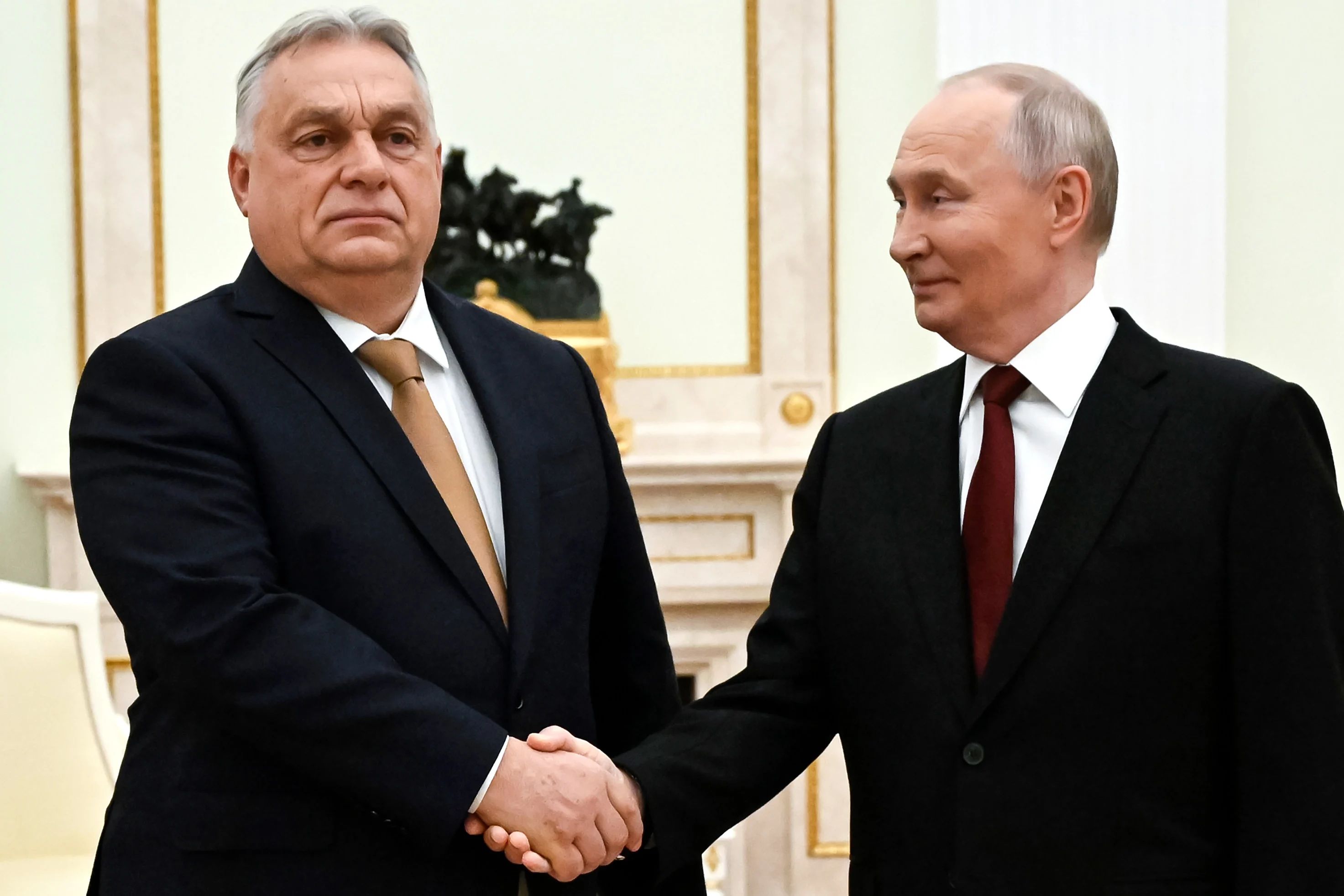 นายกรัฐมนตรีฮังการี Viktor Orban และประธานาธิบดีรัสเซีย Vladimir Putin จับมือกันระหว่างการประชุมที่ทำเนียบวุฒิสภาแห่งเครมลินในกรุงมอสโก ประเทศรัสเซีย เมื่อเดือนพฤศจิกายน 2025