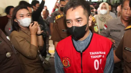 เบชีถูกถ่ายภาพขณะถูกจับกุมในปี 2022