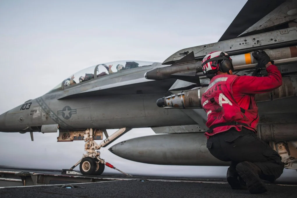 ทหารเรือสหรัฐฯ ตรวจสอบอาวุธบนเครื่องบิน F/A-18 ซูเปอร์ฮอร์เน็ต บนเรือบรรทุกเครื่องบิน USS George Washington เมื่อวันที่ 13 กันยายน