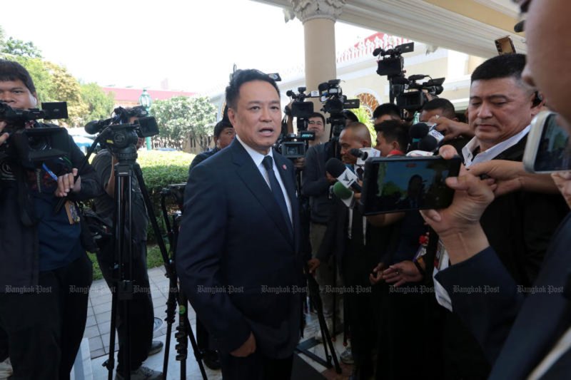 นายกรัฐมนตรีอนุทิน ชาญวีรกูล ให้สัมภาษณ์ผู้สื่อข่าวที่ทำเนียบรัฐบาลเมื่อวันศุกร์ (ภาพ: ชนัตร์ คธัญญู)