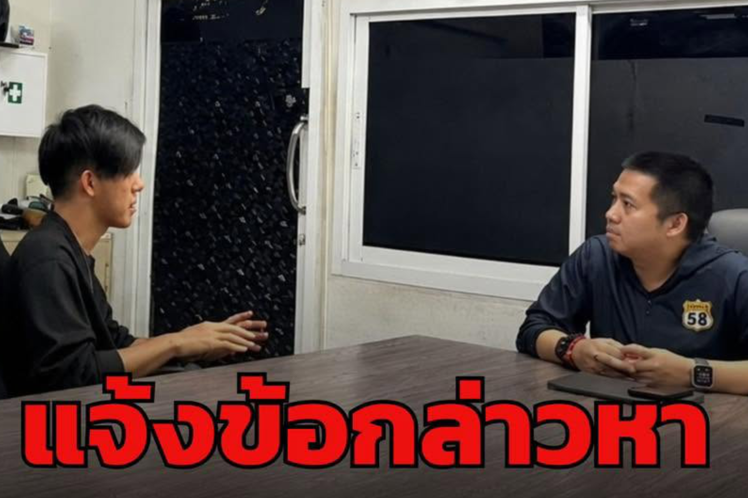 ผู้ขี่เจ็ตสกีที่ถูกจับกุม (ซ้าย) กำลังพูดคุยกับเจ้าหน้าที่ตำรวจที่สถานีตำรวจนครบาลมักกะสันเมื่อวันอาทิตย์ (ภาพ: สถานีตำรวจนครบาลมักกะสัน)