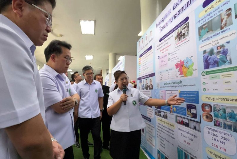 รัฐมนตรีว่าการกระทรวงสาธารณสุข พัฒนา พรหมพัฒน์ (ที่สองจากซ้าย) นำคณะเจ้าหน้าที่อาวุโสกระทรวงฯ เยี่ยมชมโรงพยาบาลขอนแก่น เพื่อประเมินวิกฤตทางการเงิน (ภาพ: จักรพันธ์ ณ ตนรี)