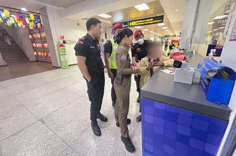 หญิงวัย 66 ปีแสดงรูปภาพ “นักบิน” แฟนหนุ่มต่อเจ้าหน้าที่ตำรวจท่องเที่ยวและพนักงานที่สนามบินเชียงใหม่เมื่อวันพุธ แต่ภาพชายที่เธอหลงรักทางออนไลน์ดูเหมือนจะถูกสร้างขึ้นโดย AI (ภาพ: ตำรวจท่องเที่ยวเชียงใหม่)