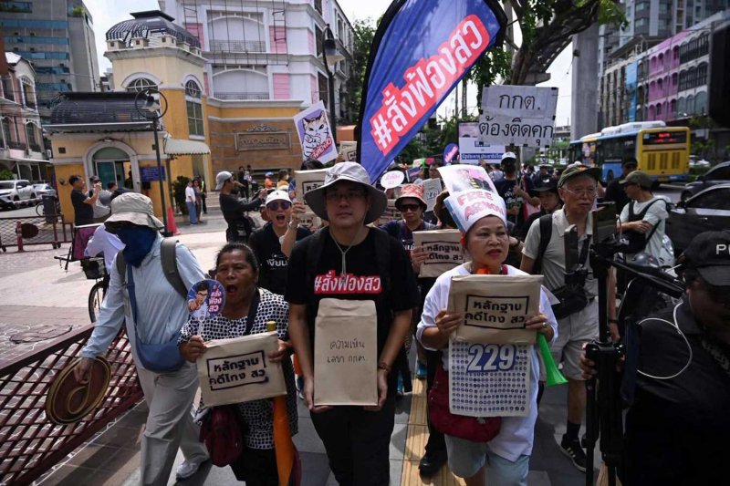 ผู้ประท้วงเดินขบวนไปยังเขตปทุมวันในกรุงเทพฯ เมื่อวันอาทิตย์ เพื่อเรียกร้องให้ดำเนินคดีทั้งหมดกับผู้ต้องสงสัย 229 คนในคดีฮั้วการเลือกตั้ง ส.ว. (ภาพ: iLaw)