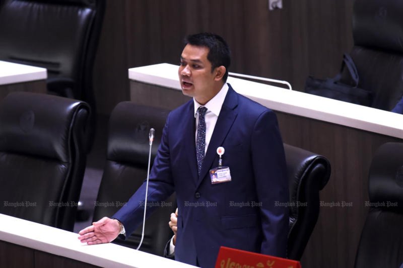 นายชัยชนะ เดชเดโช ส.ส. บัญชีรายชื่อพรรคประชาธิปัตย์ เสนอให้ลดงบประมาณของกระทรวงมหาดไทยกว่า 2.27 แสนล้านบาทลง 10% โดยระบุว่าลำดับความสำคัญของการใช้จ่ายไม่ตอบสนองความต้องการของประชาชนได้อย่างเพียงพอ (ภาพ: ชนัตร์ กตัญญู)