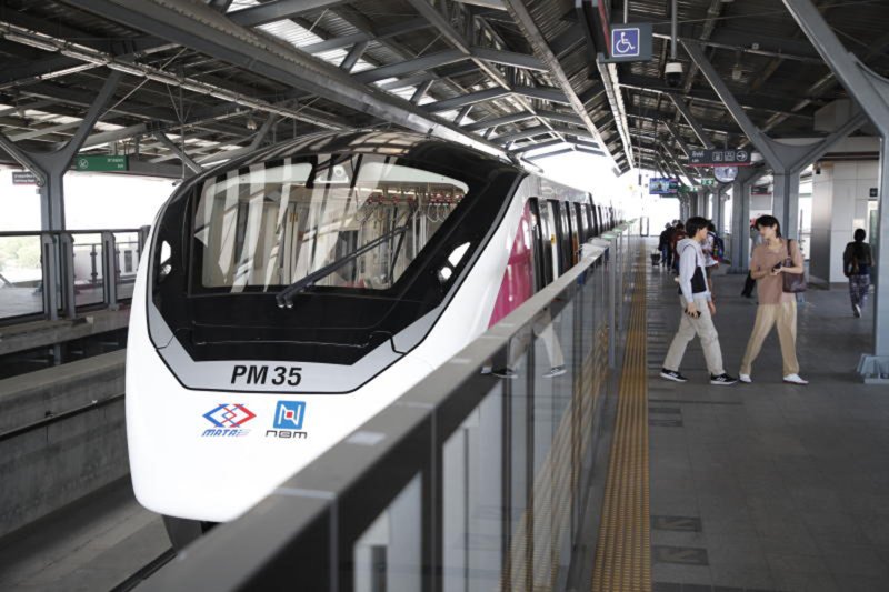 ผู้โดยสารกำลังลงจากรถไฟฟ้าสายสีชมพู ในวันอังคารที่ 21 กันยายน 2569 การรถไฟฟ้าขนส่งมวลชนแห่งประเทศไทย และผู้ประกอบการรถไฟฟ้า MRT ทั้ง 4 สาย ได้แก่ สีน้ำเงิน สีม่วง สีเหลือง และสีชมพู จะยกเว้นค่าโดยสารสำหรับผู้โดยสารที่นำจักรยานหรือสกู๊ตเตอร์ไฟฟ้าแบบพับได้ขึ้นระบบ เพื่อร่วมกิจกรรมวัน Car Free Day โลก (ภาพ: ภัทรพงษ์ ฉัตรภัทรศิลป์)