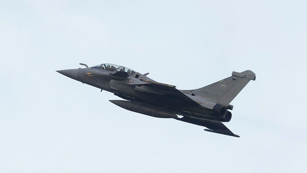 เครื่องบินขับไล่ Rafale B มาตรฐาน F4 ของกองทัพอากาศฝรั่งเศส บินปฏิบัติภารกิจ Enhanced Air Policing (eAP) ของนาโต้ในรัฐบอลติก เมื่อวันที่ 17 ธันวาคม 2024 ที่ฐานทัพอากาศ Siauliai ในลิทัวเนีย