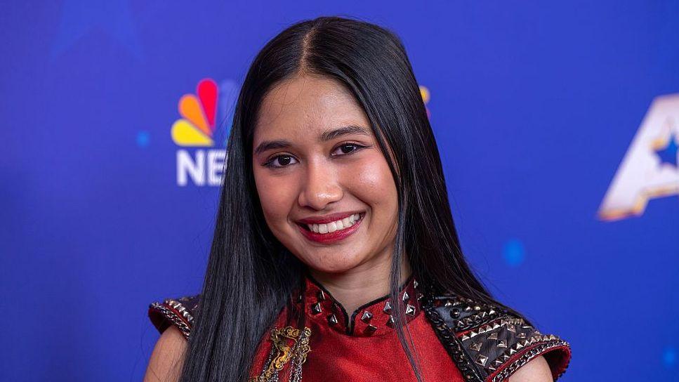 Nene Royal ในชุดเดรสสีแดง