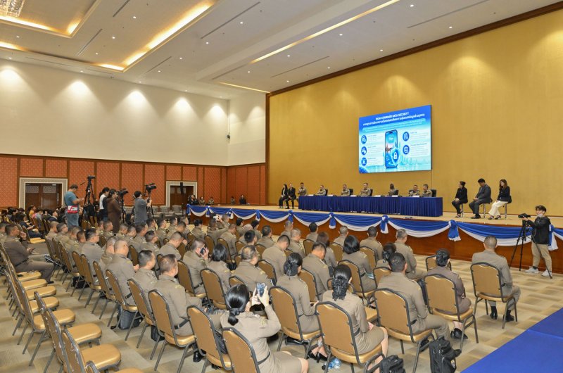 สำนักงานตรวจคนเข้าเมืองจัดการประชุมกับเจ้าหน้าที่เพื่อแนะนำแอปพลิเคชัน Thai Immigration (THIM) ที่เพิ่งเปิดตัวเมื่อวันศุกร์ (ภาพโดย: Wassayos Ngamkham)