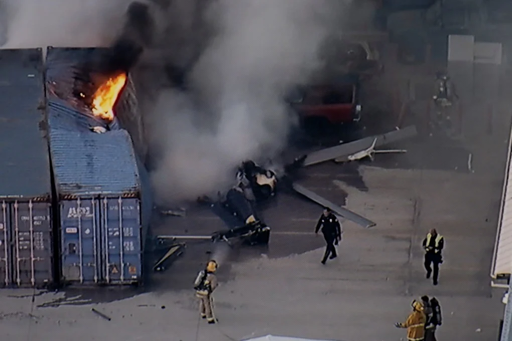 เจ้าหน้าที่กู้ภัย ณ จุดเกิดเหตุเฮลิคอปเตอร์ตก ภาพ: KABC-TV ผ่าน AP