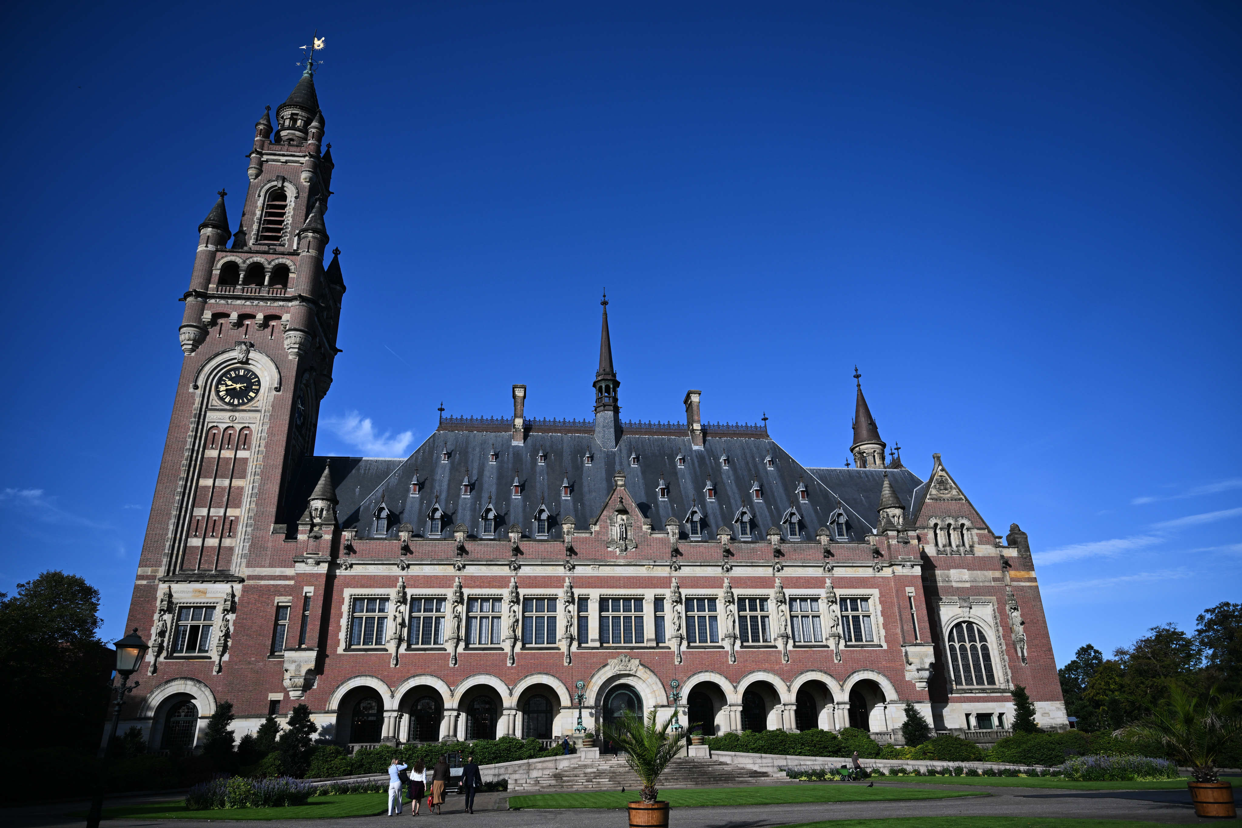 อาคารสันติภาพ (The Peace Palace) ในกรุงเฮก ซึ่งเป็นที่ตั้งของศาลยุติธรรมระหว่างประเทศ เมื่อวันจันทร์ ซึ่งเป็นวันเปิดการพิจารณาคดีสาธารณะในคดีนิการากัวฟ้องเยอรมนี ภาพ: AP
