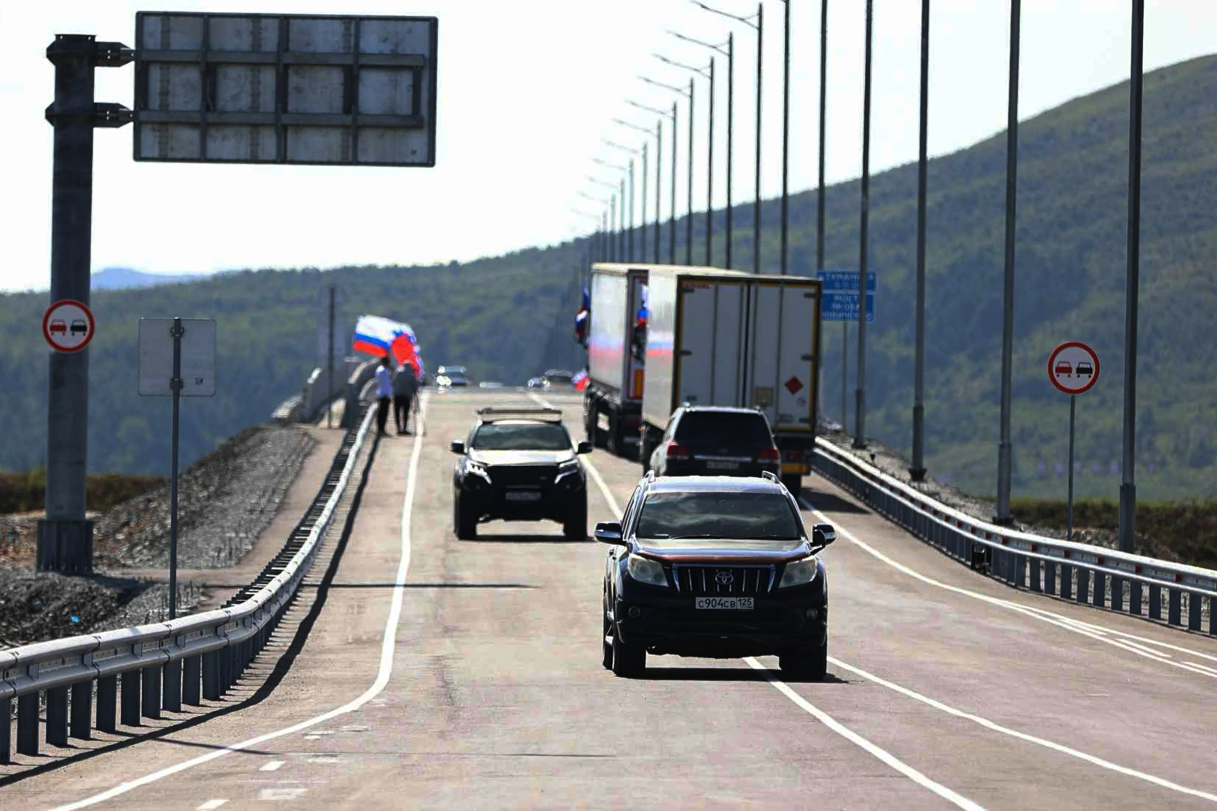 ยานพาหนะกำลังวิ่งข้ามสะพานใหม่ระหว่างรัสเซียและเกาหลีเหนือข้ามแม่น้ำตูเมนในภูมิภาคพริมอร์สกีไกรของรัสเซีย เมื่อวันจันทร์ ภาพ: รัฐบาลภูมิภาคพริมอร์สกีไกรผ่าน AP