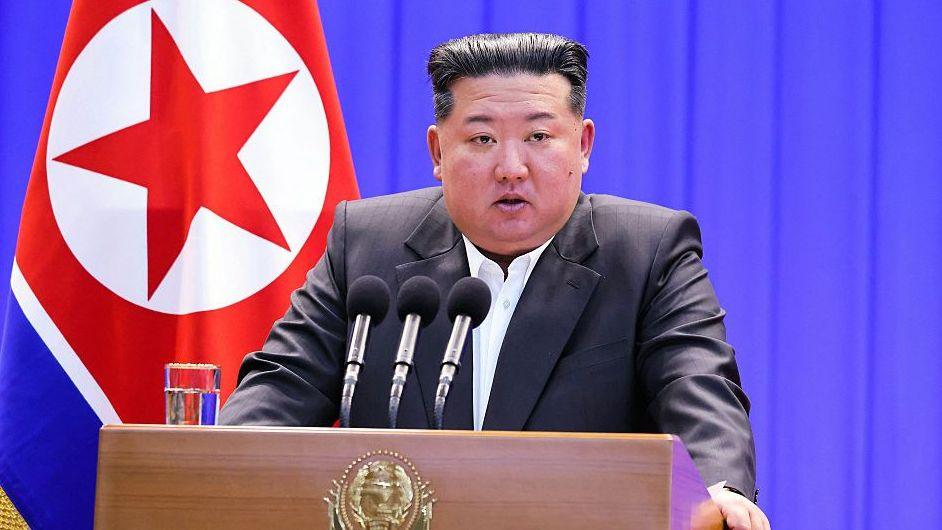 ภาพนี้ถ่ายเมื่อวันที่ 2 กุมภาพันธ์ 2026 และเผยแพร่โดยสำนักข่าวกลางเกาหลี (KCNA) ของเกาหลีเหนือ ผ่าน KNS เมื่อวันที่ 3 กุมภาพันธ์ 2026 แสดงให้เห็นผู้นำเกาหลีเหนือ คิม จองอึน กำลังกล่าวสุนทรพจน์
