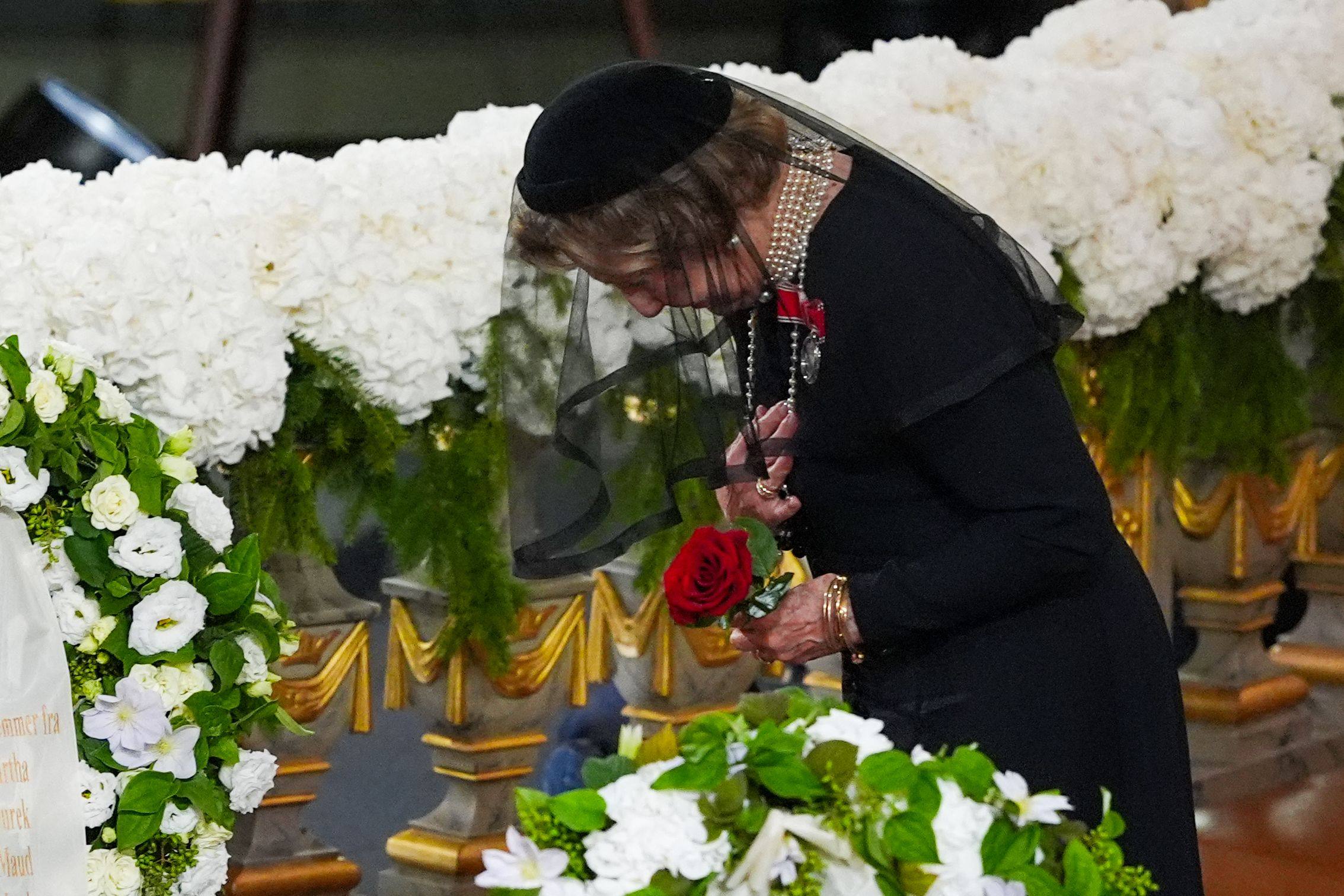 สมเด็จพระราชินีซอนยา แห่งนอร์เวย์ ทรงวางดอกกุหลาบบนหีบพระบรมศพสมเด็จพระราชาธิบดีฮารัลด์ที่ 5 พระราชสวามีผู้ล่วงลับ ระหว่างพิธีพระบรมศพ ณ มหาวิหารออสโล ในวันพุธ