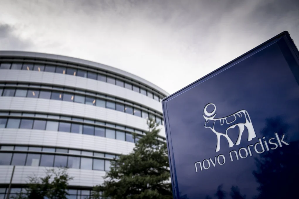 สำนักงานใหญ่ของบริษัทยา Novo Nordisk ในเมืองแบกส์แวร์ด ประเทศเดนมาร์ก บริษัทกำลังเผชิญกับการแข่งขันที่ดุเดือดในภาคส่วนยาต้านโรคอ้วน ซึ่งยา Ozempic และ Wegovy ที่ประสบความสำเร็จอย่างสูง ได้กระตุ้นให้คู่แข่งเร่งพัฒนาตาม Photo: EPA