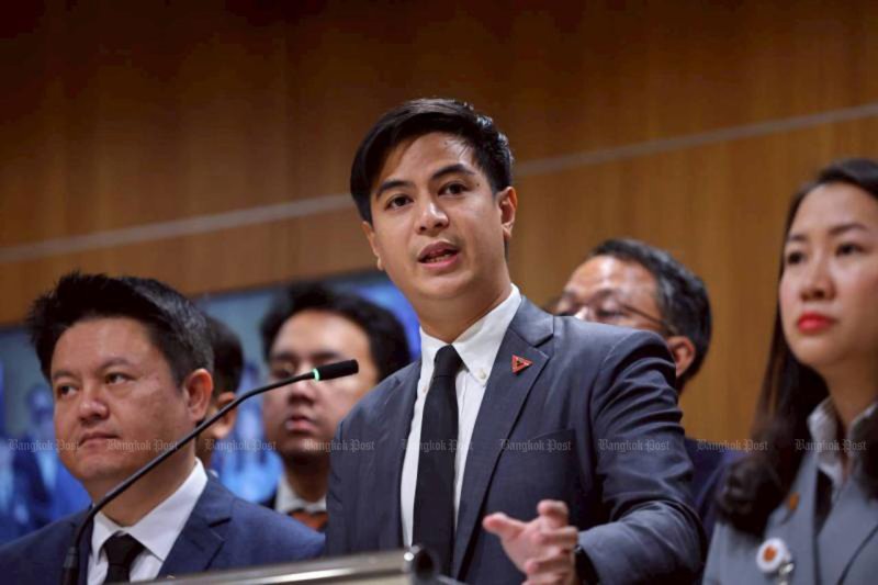 ส.ส. พริษฐ์ วัชรสินธุ พรรคประชาชน พูดคุยกับผู้สื่อข่าวที่รัฐสภาเมื่อวันที่ 20 มีนาคม 2026 ในวันพฤหัสบดี พริษฐ์และบุคคลอีกสามคนถูกคณะกรรมาธิการสภาผู้แทนราษฎร ซึ่งมี ส.ส. พรรคภูมิใจไทย นายวัชรพงศ์ คูวิจิตรสุวรรณ เป็นประธาน เรียกเข้าชี้แจงรายงานการสอบสวนที่รั่วไหลเกี่ยวกับแหล่งที่มาของข้อมูลที่เขาอ้างในการกล่าวหาเรื่องการฮั้วการเลือกตั้งสมาชิกวุฒิสภา (ภาพถ่ายไฟล์บางกอกโพสต์)