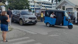ยานพาหนะออกจากมหาวิทยาลัย Ateneo de Zamboanga หลังเกิดเหตุยิงกันในเมืองซัมบวงกา ทางตอนใต้ของฟิลิปปินส์ เมื่อวันอังคารที่ 18 สิงหาคม 2026