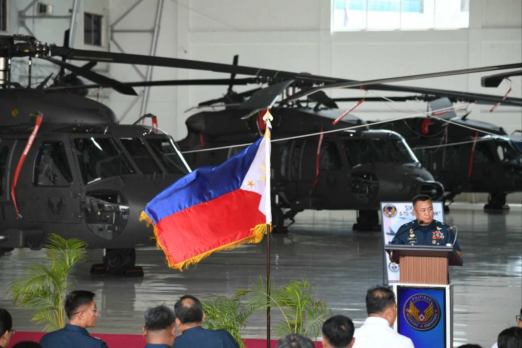 เจ้าหน้าที่กองทัพอากาศฟิลิปปินส์กล่าวในพิธีรับมอบเฮลิคอปเตอร์ S-70i Black Hawk ชุดสุดท้ายที่ฐานทัพอากาศ Villamor ในกรุงมะนิลาเมื่อเดือนสิงหาคม