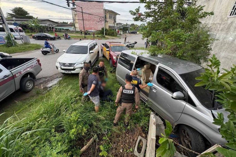 ตำรวจจับกุมผู้ต้องสงสัยค้ายาเสพติดจากรถตู้ของเขา ซึ่งพุ่งชนรั้วบ้านริมถนนในอำเภอเมืองประจวบคีรีขันธ์ เมื่อเย็นวันอังคาร ภาพและวิดีโอ: ตำรวจทางหลวง