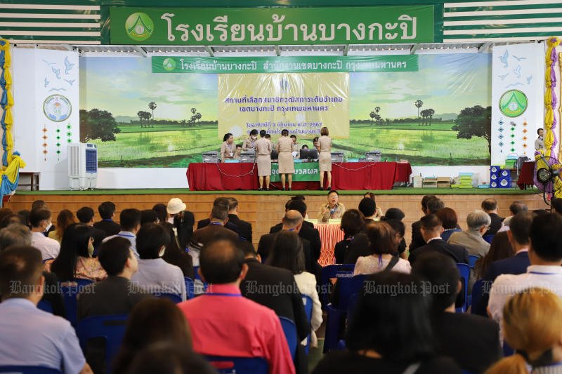 การเลือกตั้งสมาชิกวุฒิสภาเมื่อวันที่ 9 มิถุนายน 2567 ณ โรงเรียนบางกะปิ เขตบางกะปิ กรุงเทพฯ ผู้สมัครลงคะแนนเสียงเพื่อคัดเลือกรายชื่อจากกลุ่มวิชาชีพและภาคประชาสังคมต่างๆ
