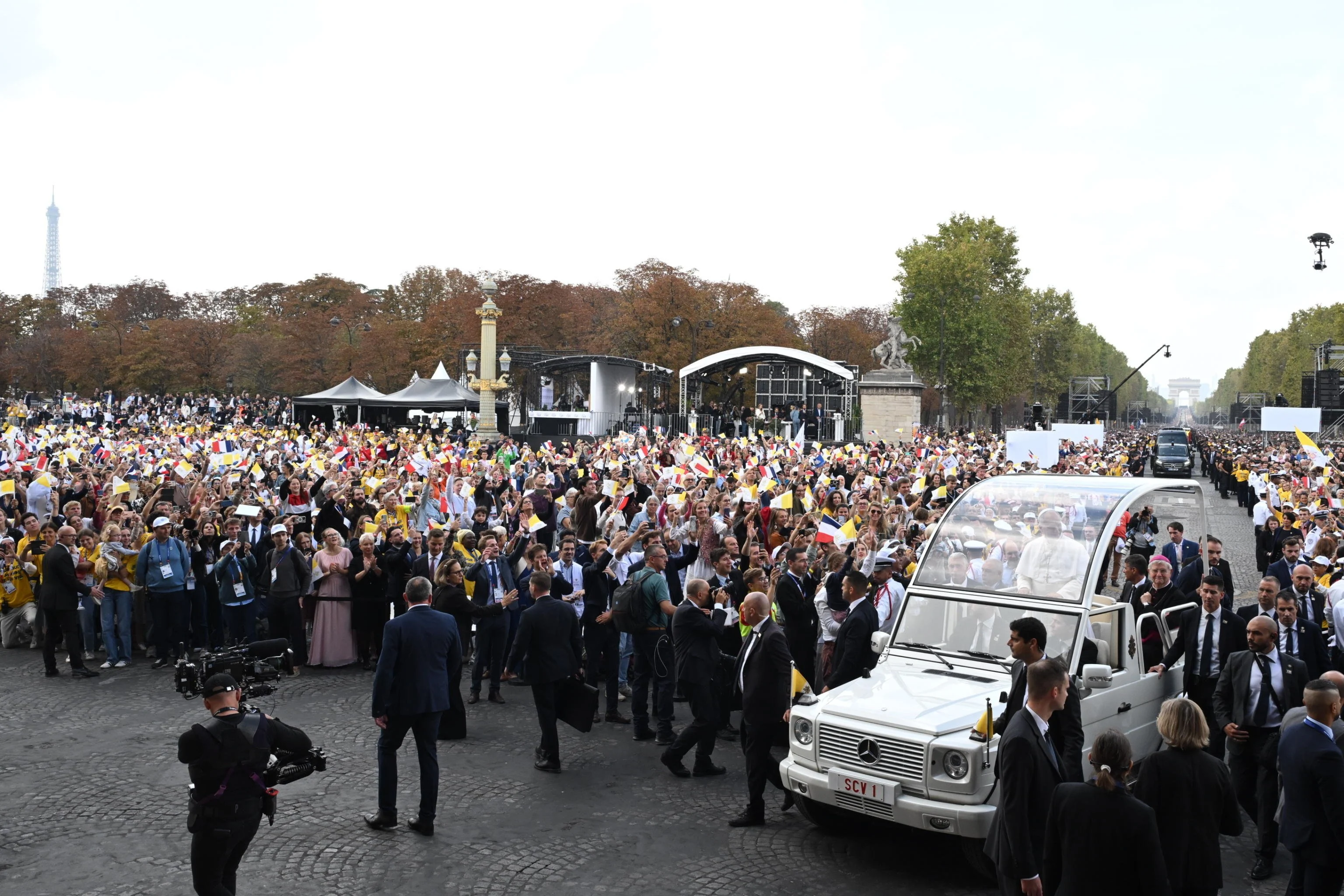 สมเด็จพระสันตะปาปาลีโอทรงทักทายผู้ศรัทธาเมื่อเสด็จถึงจัตุรัส Place de la Concorde ในกรุงปารีสเมื่อวันเสาร์ ภาพ: EPA