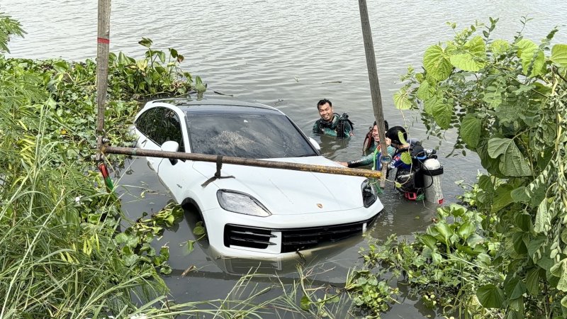 เจ้าหน้าที่ประดาน้ำช่วยกู้รถหรูขึ้นจากคลอง (ภาพจากผู้สื่อข่าว)