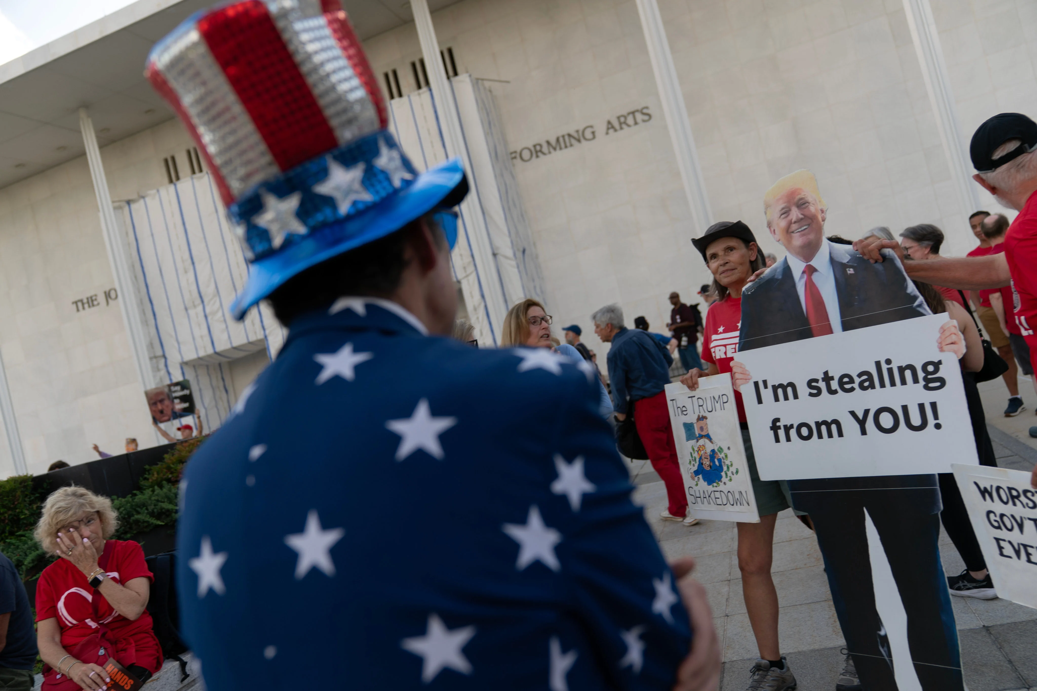 ผู้คนรวมตัวประท้วงการปิดศูนย์ Kennedy Center เมื่อวันศุกร์ ภาพ: AP