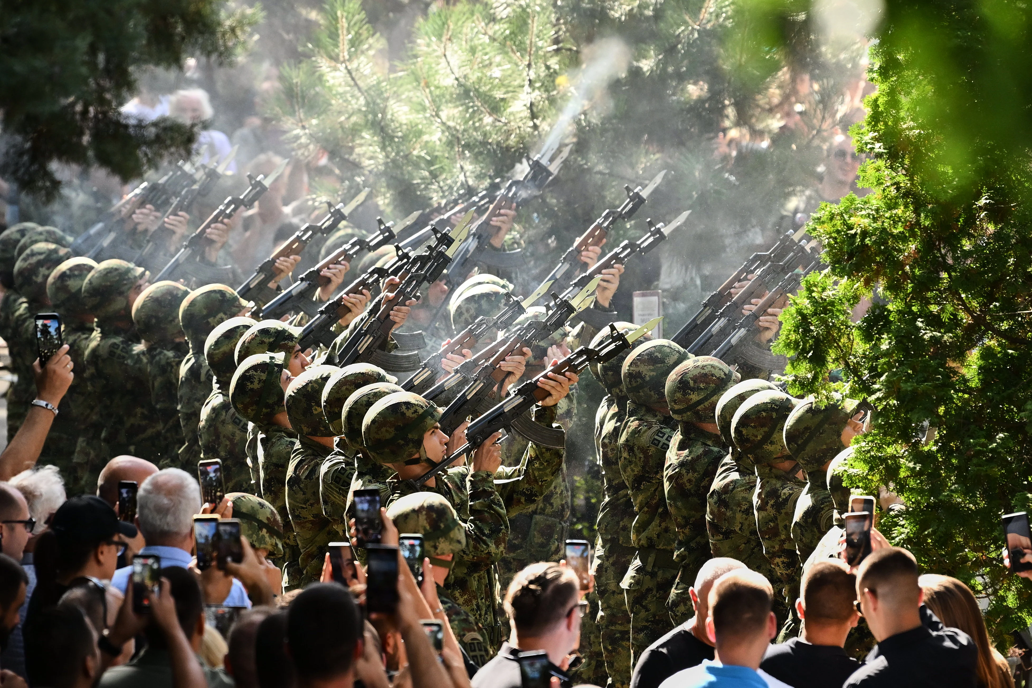 ทหารเซอร์เบียยิงสลุตสามนัดระหว่างพิธีศพ ภาพ: AP