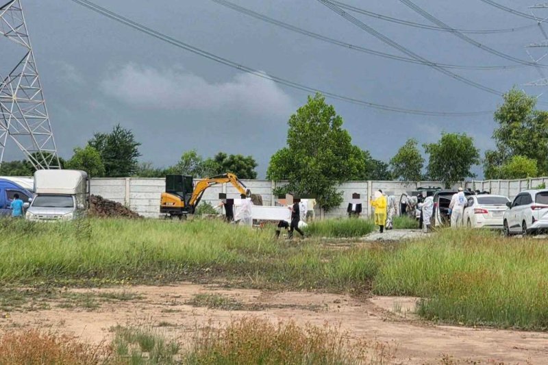 คนงานกำลังขุดศพ 4 ร่างออกจากสุสานชาวยิวประเทศไทย ในอำเภอบางคล้า จังหวัดฉะเชิงเทรา เมื่อเช้าวันอังคาร เพื่อย้ายไปยังสุสานที่ได้รับอนุญาตในจังหวัดชลบุรี (ภาพที่ได้รับ)