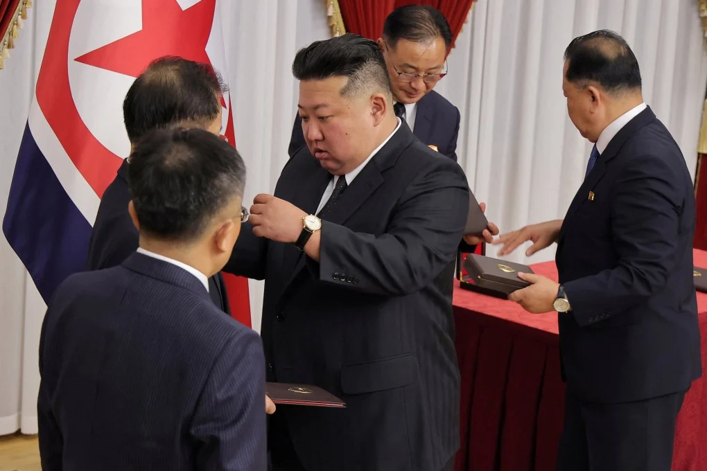 นายคิม จอง-อึน ผู้นำเกาหลีเหนือ (กลาง) พบปะนักวิทยาศาสตร์ นักวิจัย และเจ้าหน้าที่จากสถาบันวิจัยด้านการป้องกันประเทศที่สำคัญในกรุงเปียงยาง เมื่อวันที่ 29 สิงหาคม