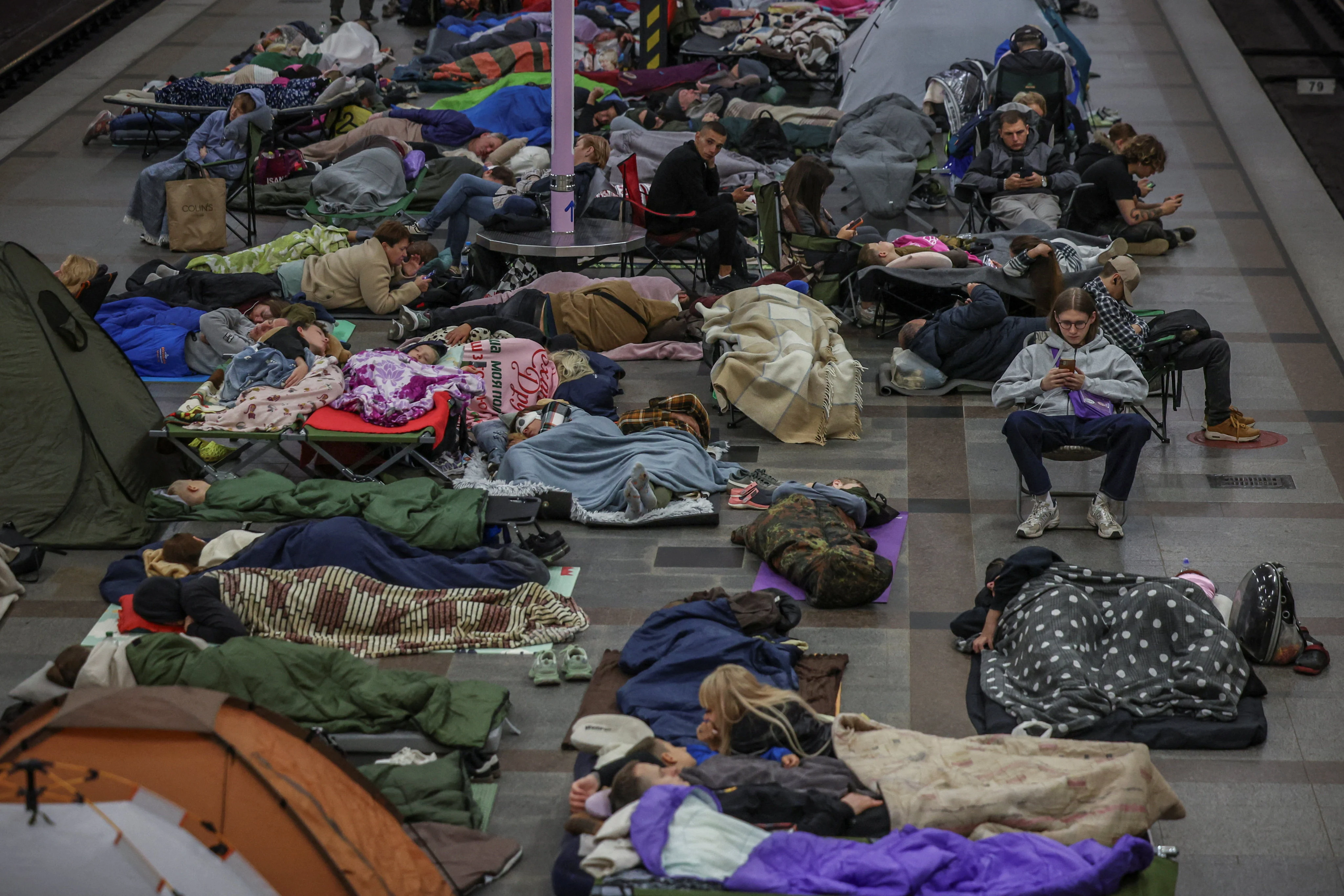ผู้คนกำลังหลบภัยภายในสถานีรถไฟใต้ดินในกรุงเคียฟ ภาพ: Reuters