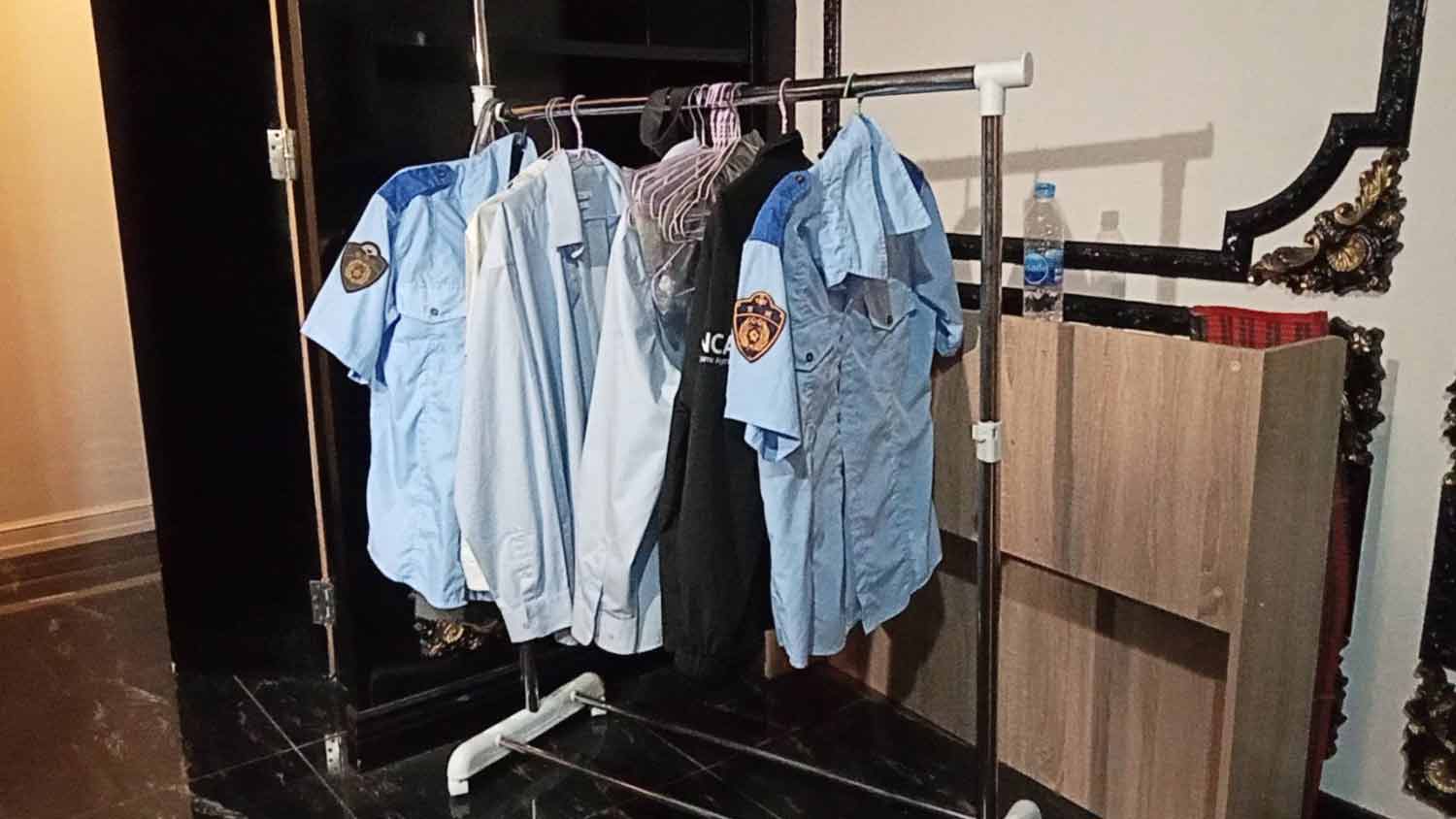เสื้อเชิ้ตที่ดูเหมือนเครื่องแบบตำรวจญี่ปุ่นถูกพบภายในคฤหาสน์