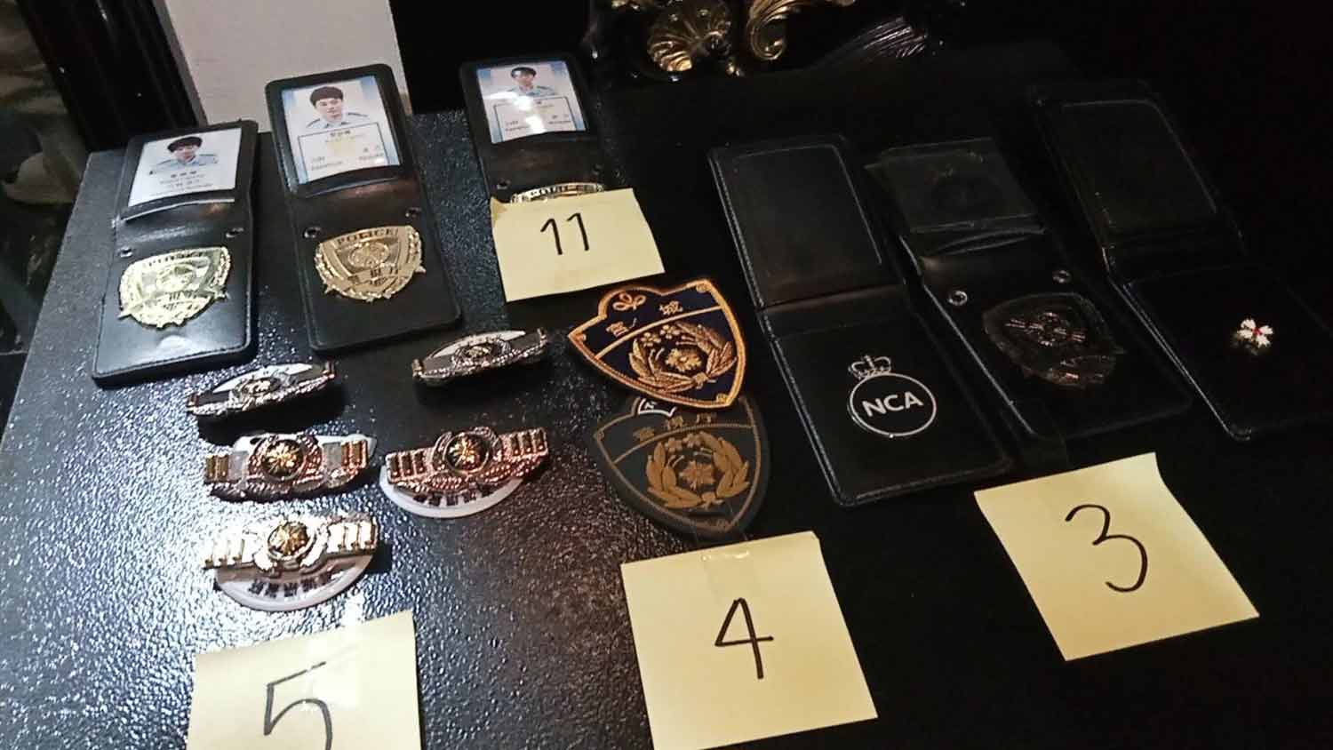 บัตรและตราตำรวจญี่ปุ่นปลอมถูกพบในที่เกิดเหตุเช่นกัน
