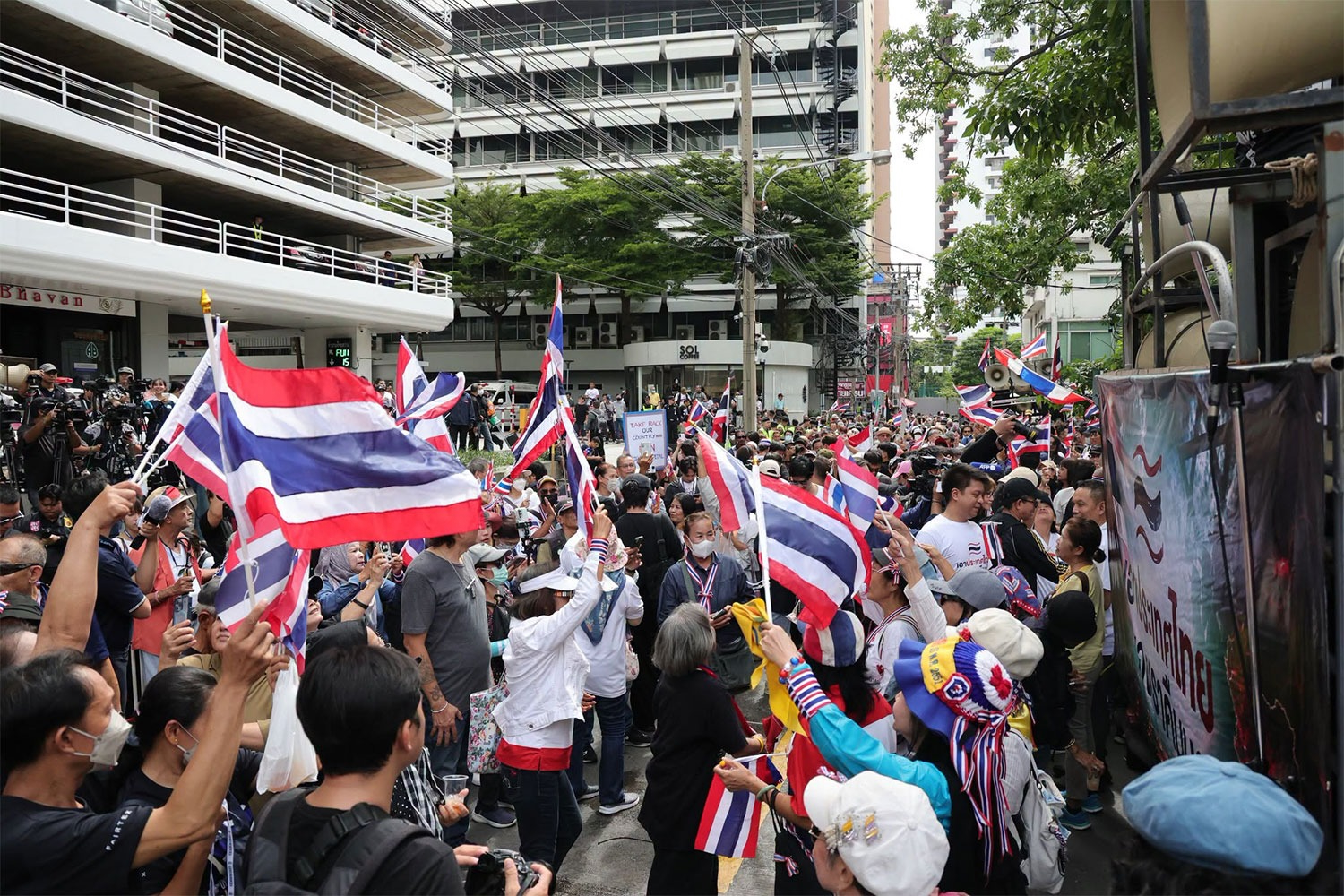 ผู้คนรวมตัวกันหน้าสถานทูตอิสราเอลในอาคารโอเชียนทาวเวอร์ 2 สุขุมวิท ซอย 21 เพื่อเรียกร้องให้มีการสอบสวนการถือครองที่ดินของชาวอิสราเอลในประเทศไทย รวมถึงประท้วงการกระทำของรัฐบาลอิสราเอลในฉนวนกาซา (ภาพ: Sondhi Talk Facebook)