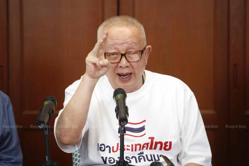 สนธิ ลิ้มทองกุล กำลังให้สัมภาษณ์ในการแถลงข่าวเมื่อวันจันทร์ โดยสวมเสื้อยืดสีขาวมีข้อความภาษาไทยว่า “เอาประเทศไทยของเราคืนมา” (ภาพ: ภัทรพงษ์ ฉัตรภัทรศิลป์)