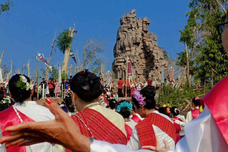 นักแสดงกว่า 200 คนร่วมพิธีบวงสรวงที่ปราสาทตาควาย อ.พนมดงรัก จ.สุรินทร์ ในเดือนเมษายน เพื่อสร้างขวัญกำลังใจและส่งเสริมประเพณีท้องถิ่น ปราสาทแห่งนี้เคยเป็นจุดปะทะในความขัดแย้งไทย-กัมพูชา (ภาพ: สำนักงาน ททท. สุรินทร์-ศรีสะเกษ)