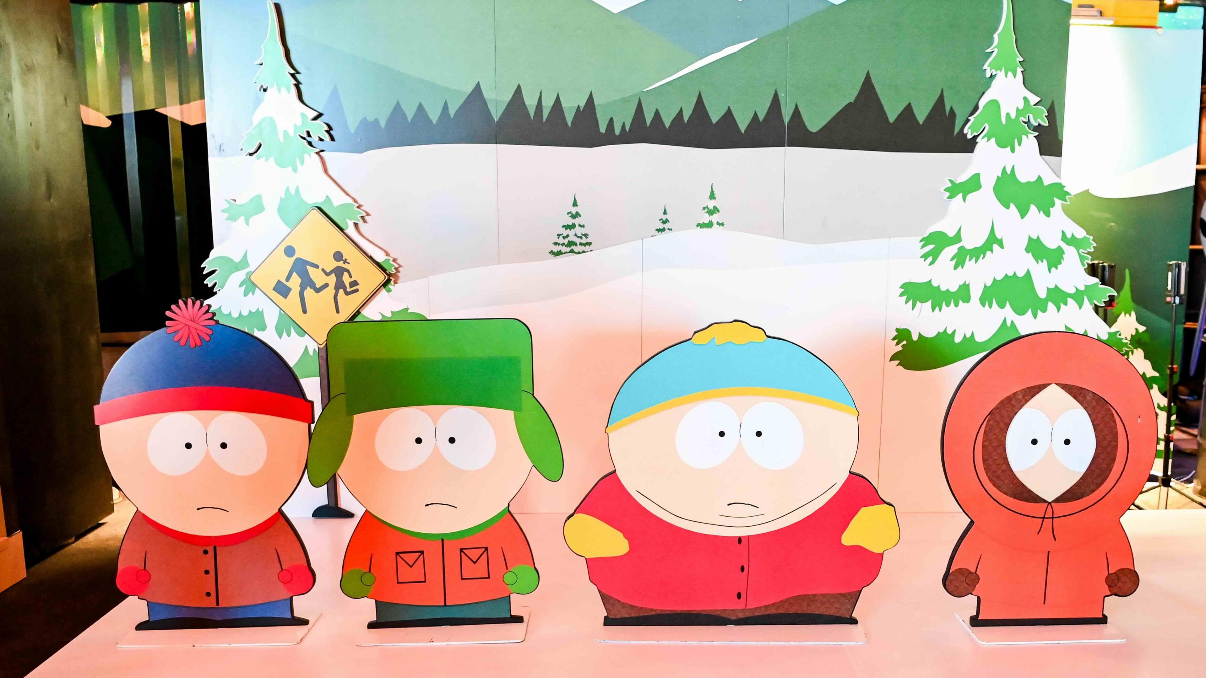 ตัวละครจากรายการ South Park ในรูปแบบคัตเอาต์บนเวทีที่มีฉากหลังเป็นฤดูหนาว