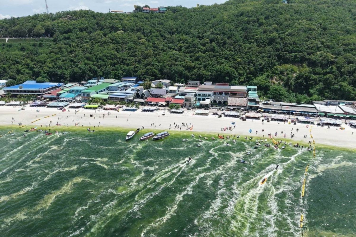 ภาพชายหาดบนเกาะล้านเมื่อวันพุธ