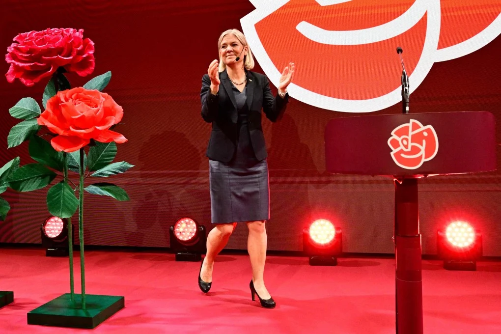 ผู้นำพรรค Social Democratic ของสวีเดน Magdalena Andersson กล่าวสุนทรพจน์ในงานคืนวันเลือกตั้งที่กรุงสตอกโฮล์มเมื่อวันอาทิตย์ที่ผ่านมา ภาพ: สำนักข่าว TT/AFP