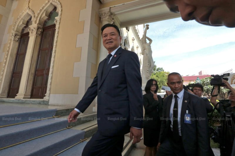 นายกรัฐมนตรีอนุทิน ชาญวีรกูล ทักทายผู้สื่อข่าวขณะเดินทางมาถึงทำเนียบรัฐบาล กรุงเทพฯ เมื่อวันศุกร์ (ภาพ: ชนัตร์ คตัญญู)