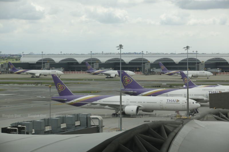เครื่องบินของการบินไทยจอดอยู่ที่ท่าอากาศยานสุวรรณภูมิในปี 2564 (ภาพถ่ายจากไฟล์บางกอกโพสต์)