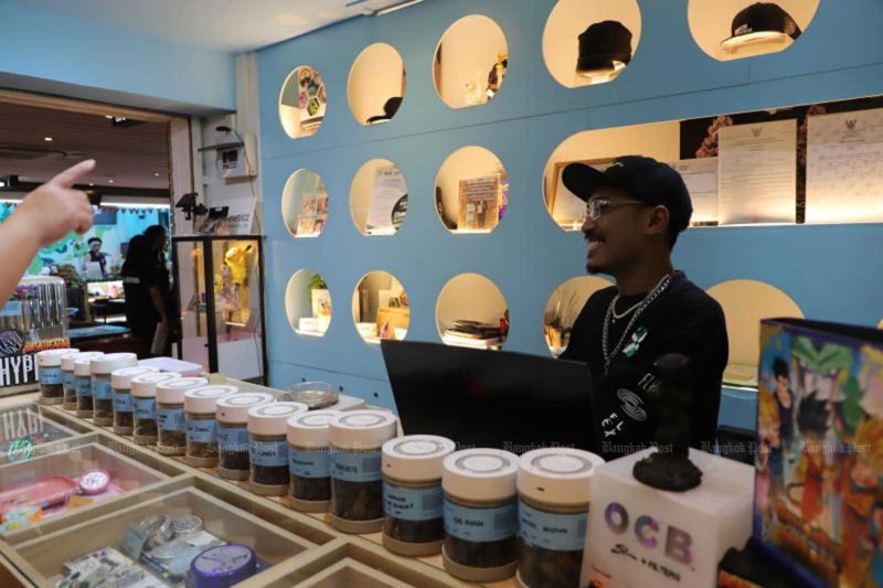ผู้ขายพูดคุยกับลูกค้าที่ร้านจำหน่ายกัญชาบนถนนข้าวสารในกรุงเทพฯ เมื่อเดือนพฤษภาคม 2569 (ภาพ: อภิชาติ จินากุล)