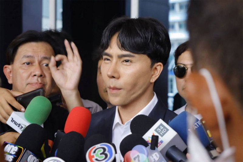 วราธร วราธรวรกุล หรือ “บอสพอล” ซีอีโอ The iCon Group เข้ามอบตัวต่อตำรวจคุ้มครองผู้บริโภคเมื่อวันที่ 12 ต.ค. 2024 (ภาพจาก Wassayos Ngamkham)