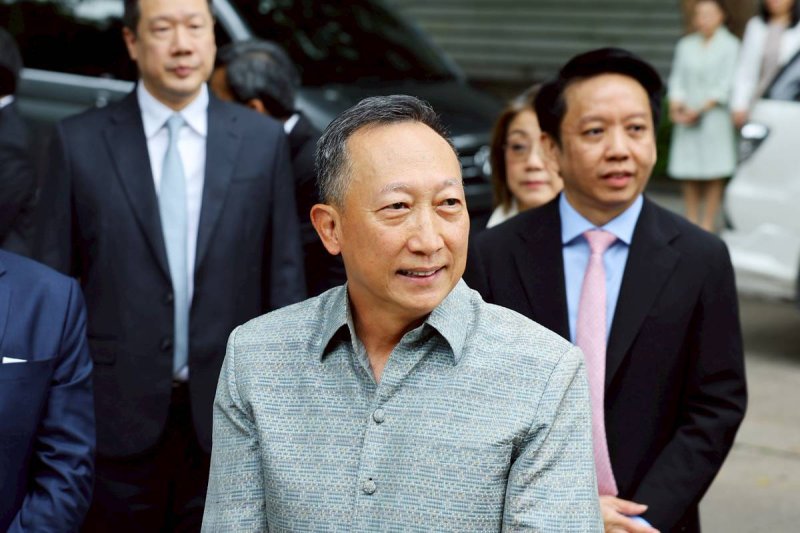วรภักดิ์ ธัญลักษณ์ อดีตรัฐมนตรีช่วยคลังไทย เยี่ยมศาลเจ้ากระทรวงการคลังในวันแรกของการรับตำแหน่งรัฐมนตรีในคณะรัฐมนตรีของอนุทิน ชาญวีรกูล เมื่อวันที่ 26 กันยายน 2025 (ภาพจากแฟ้มภาพบางกอกโพสต์)