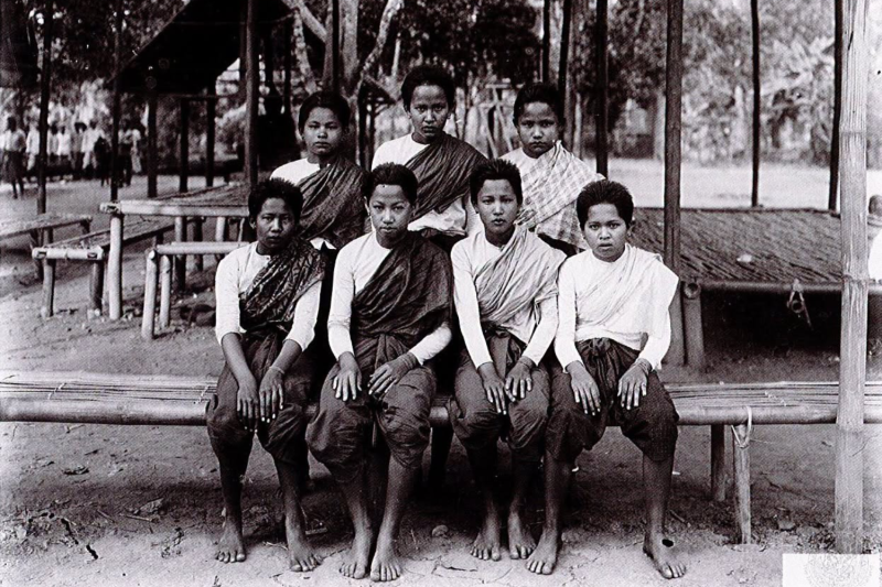 กรมศิลปากรไทยอธิบายภาพถ่ายเก่าของสตรีชาวกำแพงเพชรในสมัยรัชกาลที่ 5 ว่า “พวกเธอสวมโจงกระเบนสำหรับส่วนล่าง สวมเสื้อแขนยาวเข้ารูป และใช้ผ้าแถบสำหรับส่วนบน พร้อมกับทำผมทรงดอกกระทุ่มสั้นๆ” (ภาพ: กรมศิลปากร)