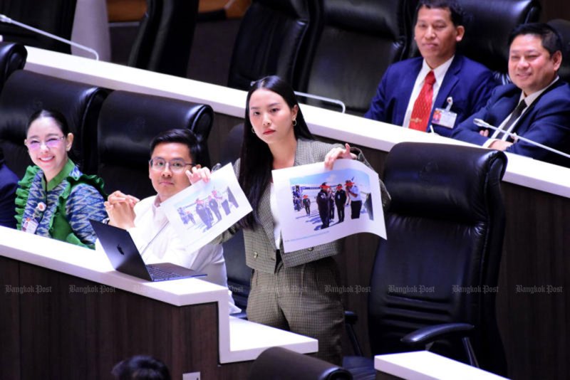 ส.ส. รมย์ชลี ศรีนฤนิล สังกัดพรรคประชาชน แสดงภาพถ่ายกลุ่มคนที่ต้อนรับนายอนุทิน ชาญวีรกูล นายกรัฐมนตรี ที่สนามบินบุรีรัมย์เมื่อเดือนมีนาคมปีนี้ ภาพถ่ายดังกล่าวได้มีการเบลอใบหน้า (ภาพ: ชนัตร์ กตัญญู)