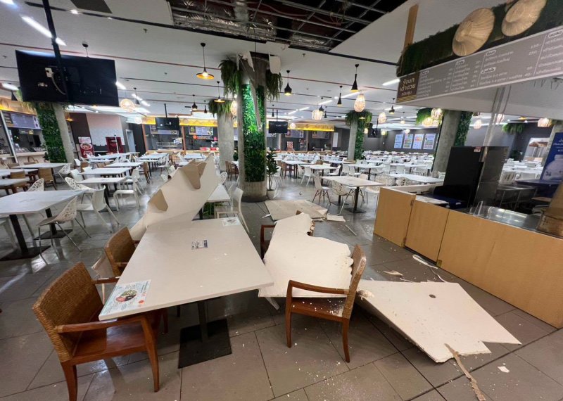 เศษซากปรักหักพังกระจัดกระจายทั่วบริเวณรับประทานอาหารของโรงอาหารชั้น B2 ของอาคารรัฐสภา หลังจากส่วนหนึ่งของเพดานถล่มลงมาเมื่อวันอาทิตย์ (ภาพที่มา: Bangkok Post)