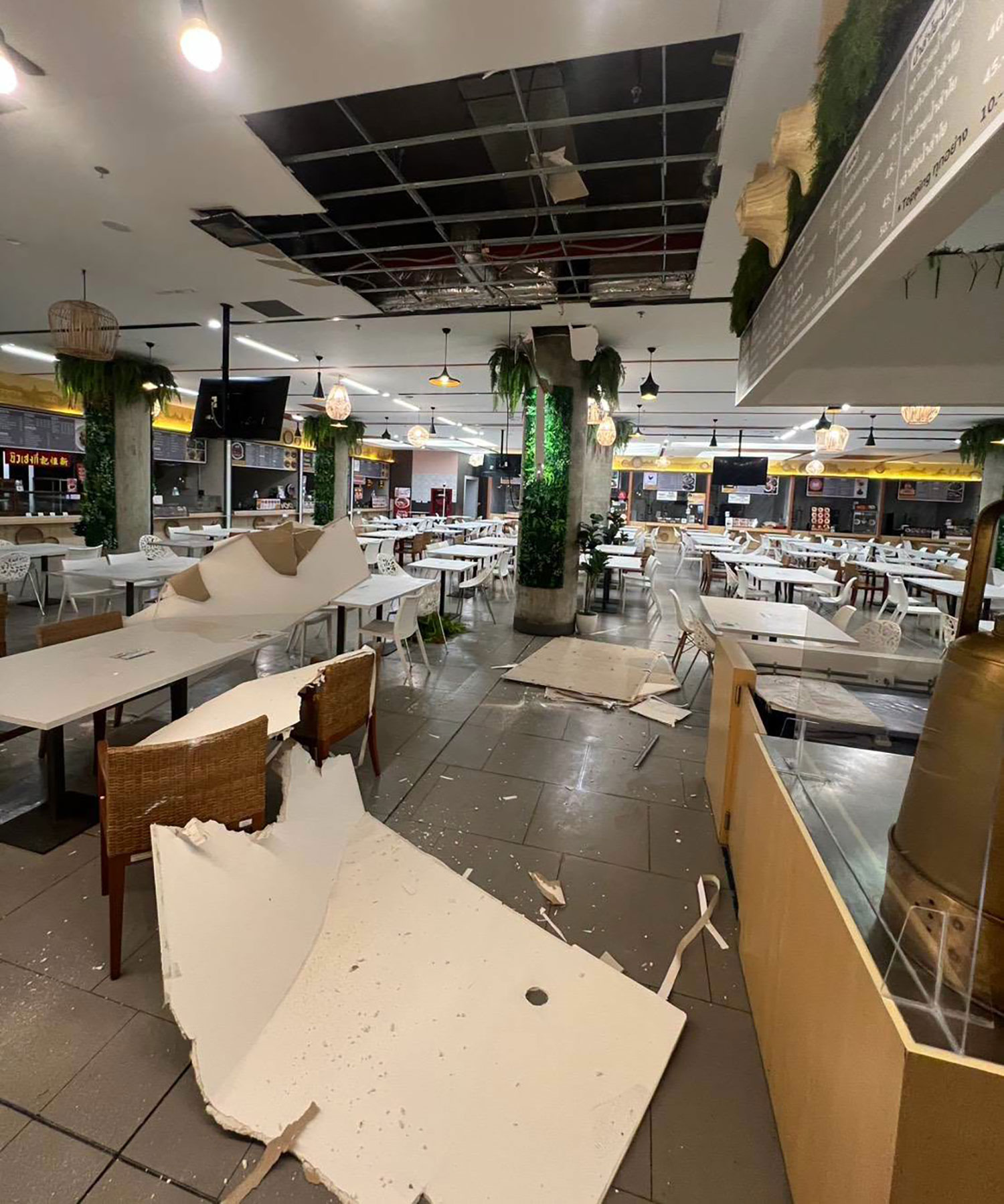 ภาพแสดงความเสียหายภายในโรงอาหารรัฐสภาไทยหลังเหตุเพดานถล่ม