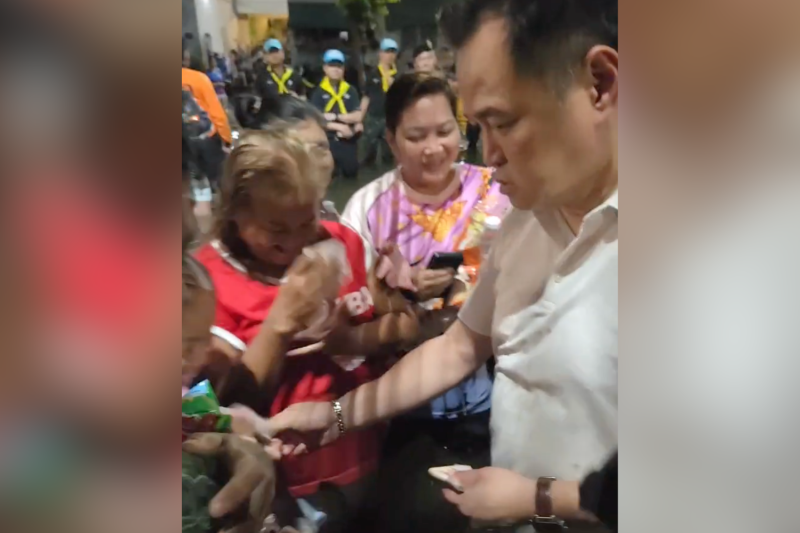 นายกรัฐมนตรีอนุทิน ชาญวีรกูล ถูกพบเห็นกำลังแจกเงินสดให้แก่ประชาชนขณะลงพื้นที่เยี่ยมผู้ประสบภัยน้ำท่วมในเขตสายไหม กรุงเทพฯ เมื่อวันอังคาร (ภาพ: Survive - สายไหมต้องรอด)